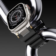 Bracelet en silicone noir texturé pour Apple Watch avec double ardillon argenté et ajustable.