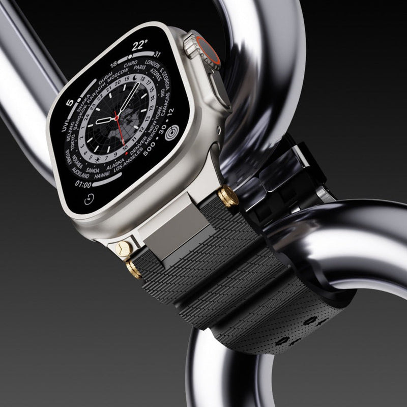 Bracelet en silicone noir texturé pour Apple Watch avec double ardillon argenté et ajustable.