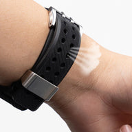 Bracelet en silicone noir à perforations avec double ardillon argenté pour Apple Watch.