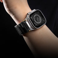 Bracelet en silicone noir avec double ardillon argenté pour Apple Watch, ajustable, modèle Dino.