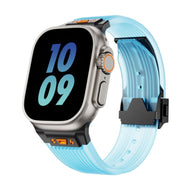 Bracelet silicone transparent bleu clair avec boucle noire pour Apple Watch, ajustable et résistant.