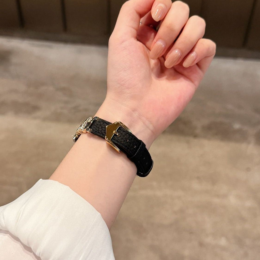 Bracelet montre connecté simili cuir noir à boucle métallique dorée et détail strass élégant.