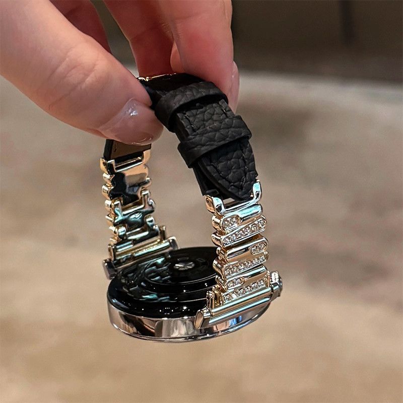 Bracelet montre connecté simili cuir noir avec maillons dorés ornés de strass, modèle Dolcia.