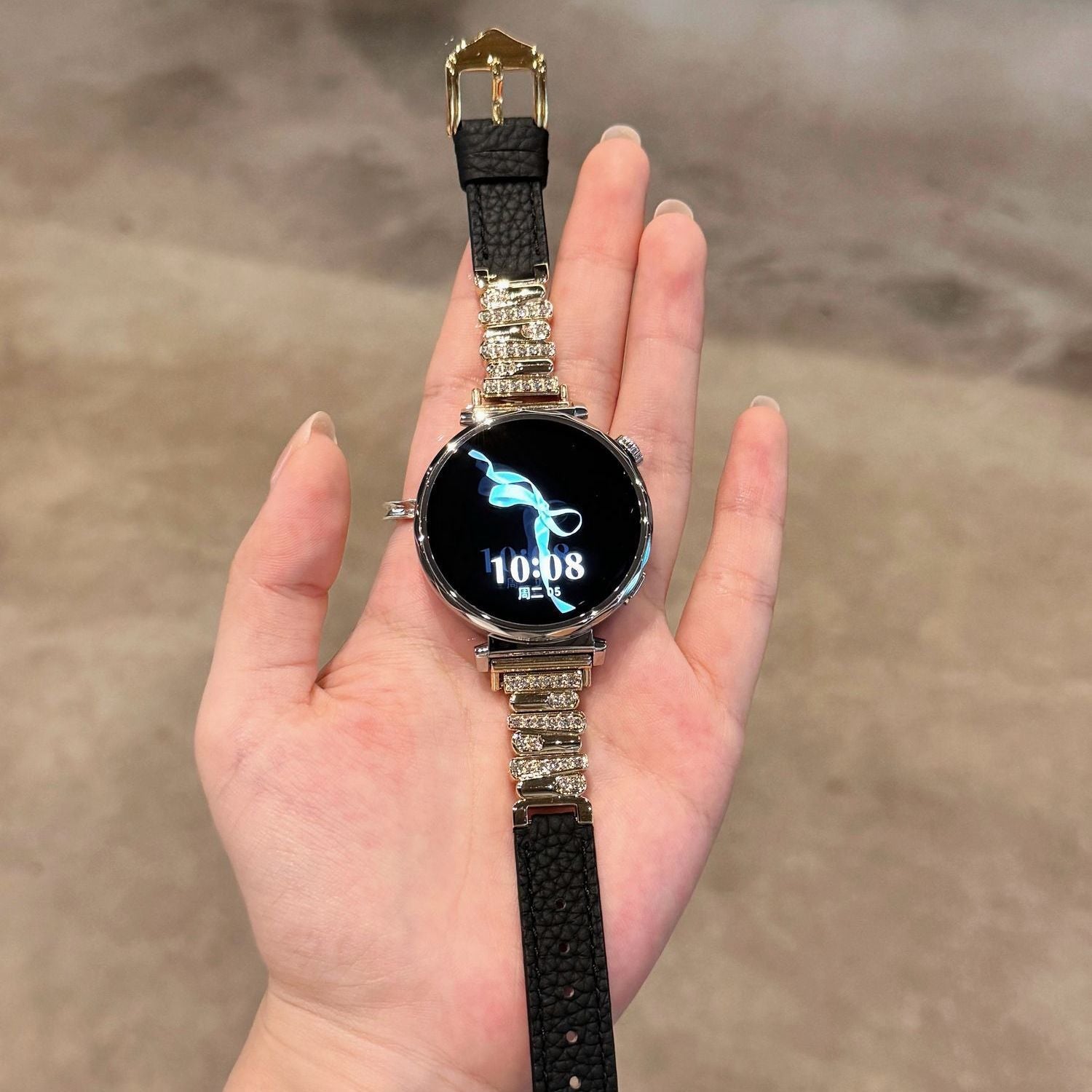 Bracelet de montre doré avec strass et cuir simili noir texturé, élégant pour montre connectée.