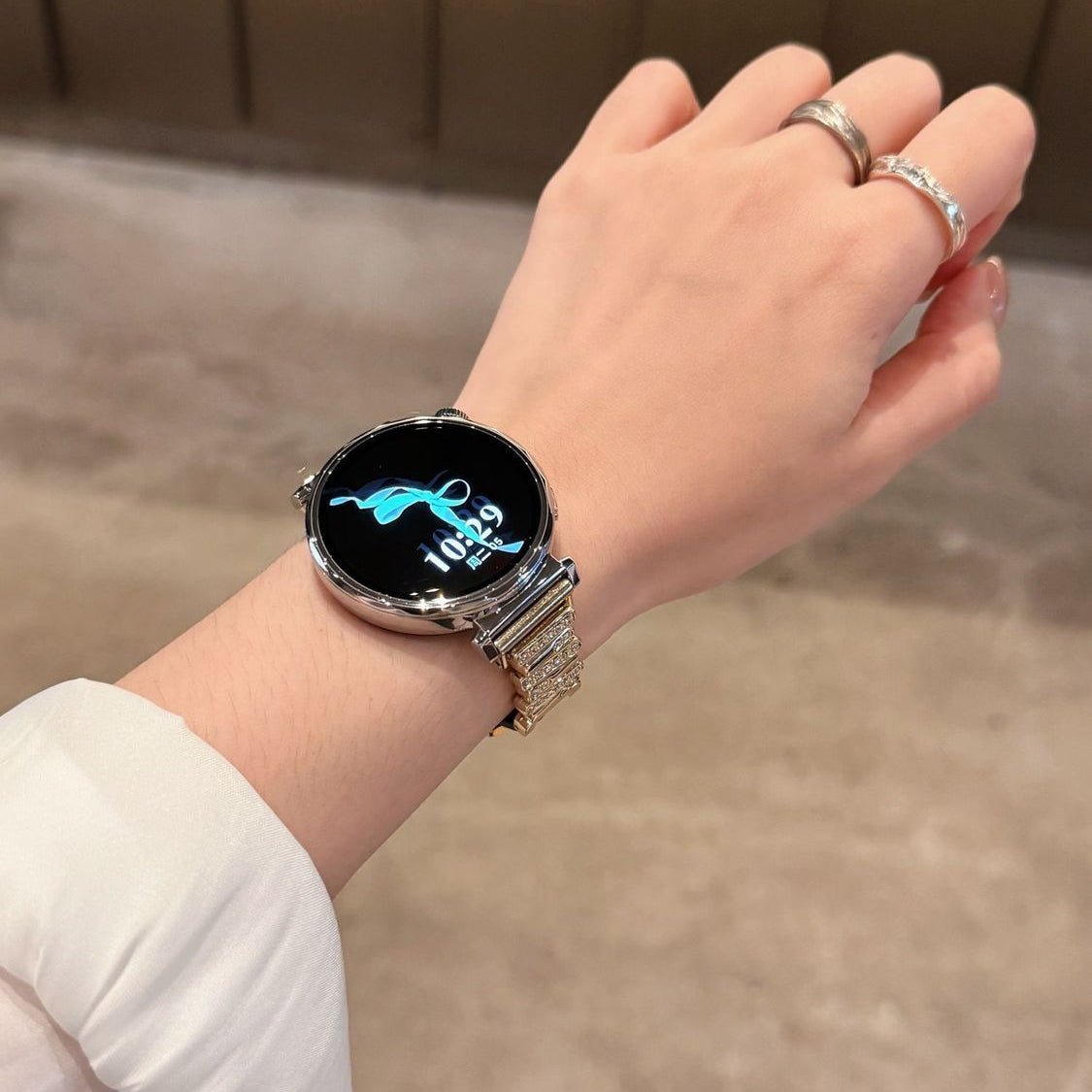 Bracelet doré en simili vegan élégant orné de strass pour montre connectée ronde, style chaîne fine.