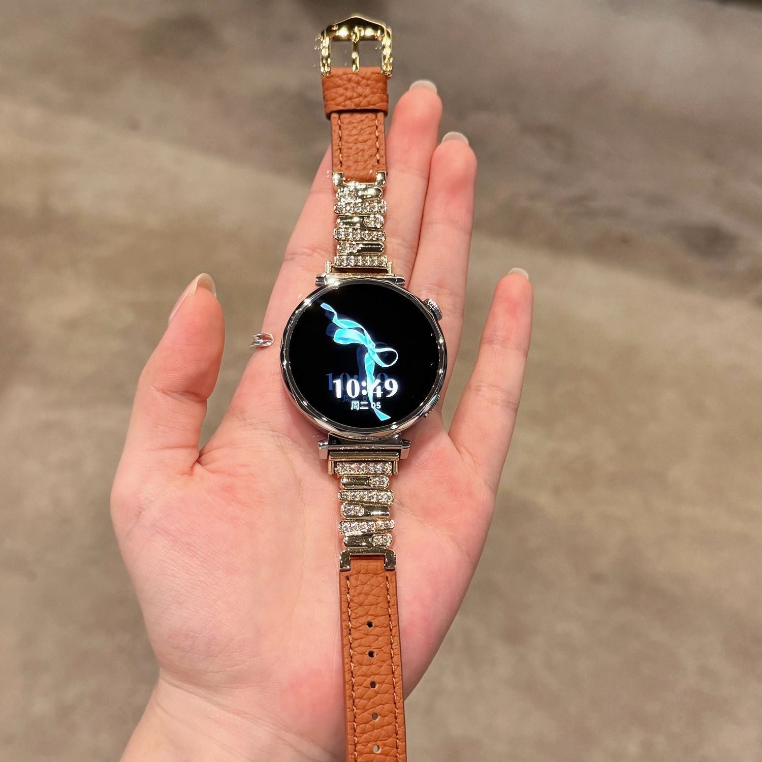 Bracelet doré avec strass et partie en simili cuir marron pour montre connectée ronde.