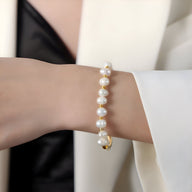 Bracelet fin en titane plaqué or 14 carats orné de perles blanches rondes élégantes.