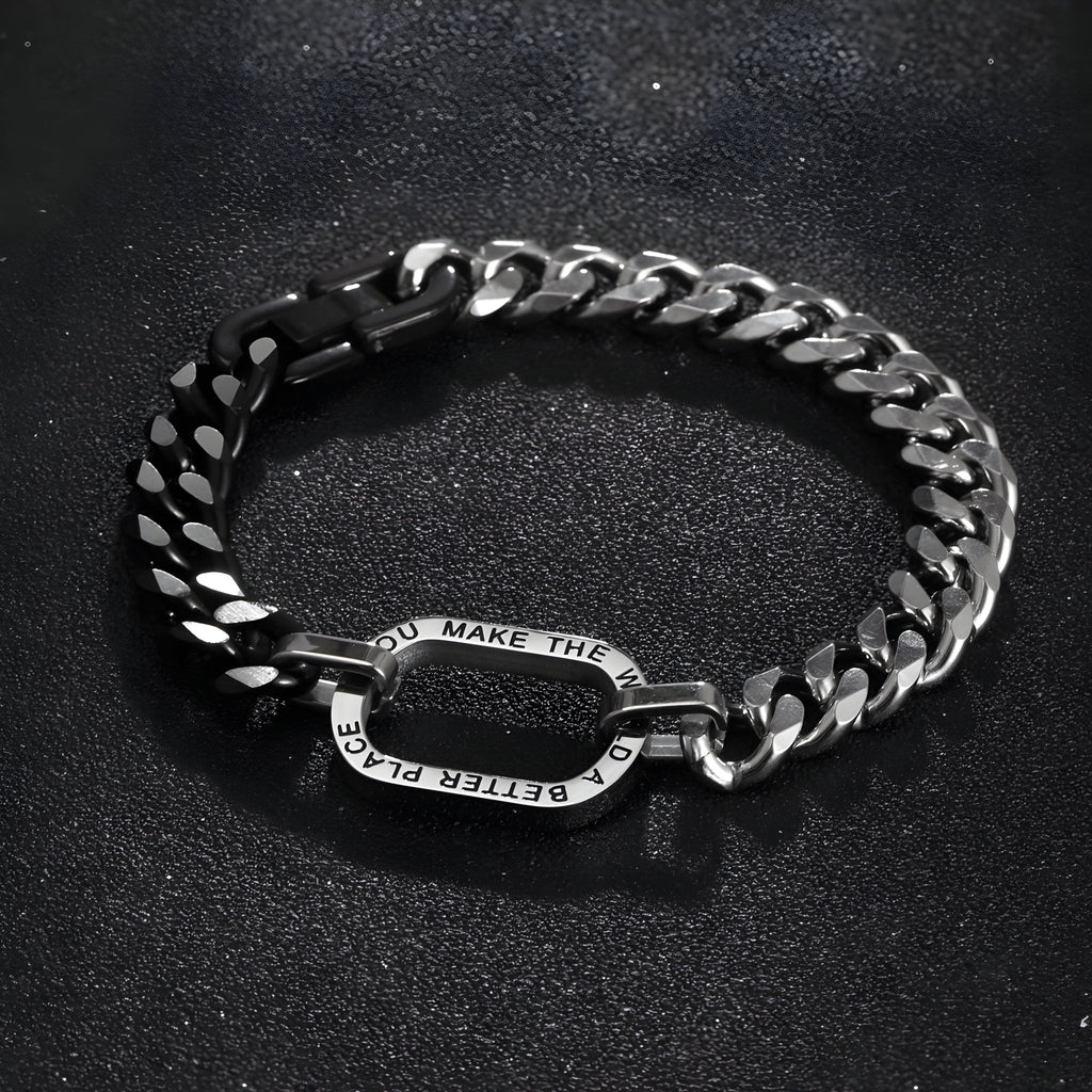 Bracelet homme en titane bi-colore argent et noir avec message gravé sur maillon central ovale.