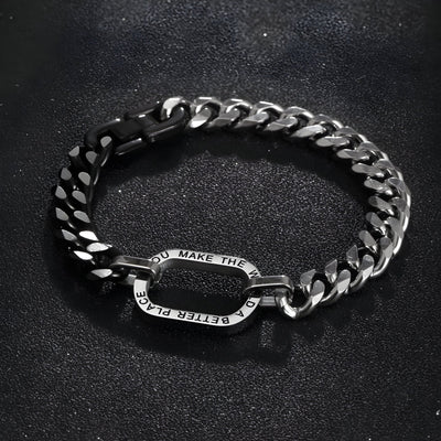 Bracelet homme en titane bi-colore argent et noir avec message gravé sur maillon central ovale.