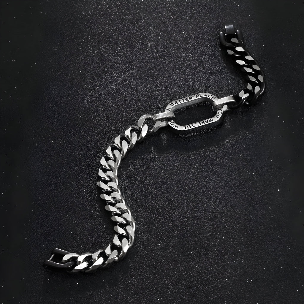 Bracelet homme bi-colore argent et noir en titane avec maillons larges et fermoir ovale orné de gravure.