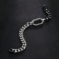 Bracelet homme bi-colore argent et noir en titane avec maillons larges et fermoir ovale orné de gravure.