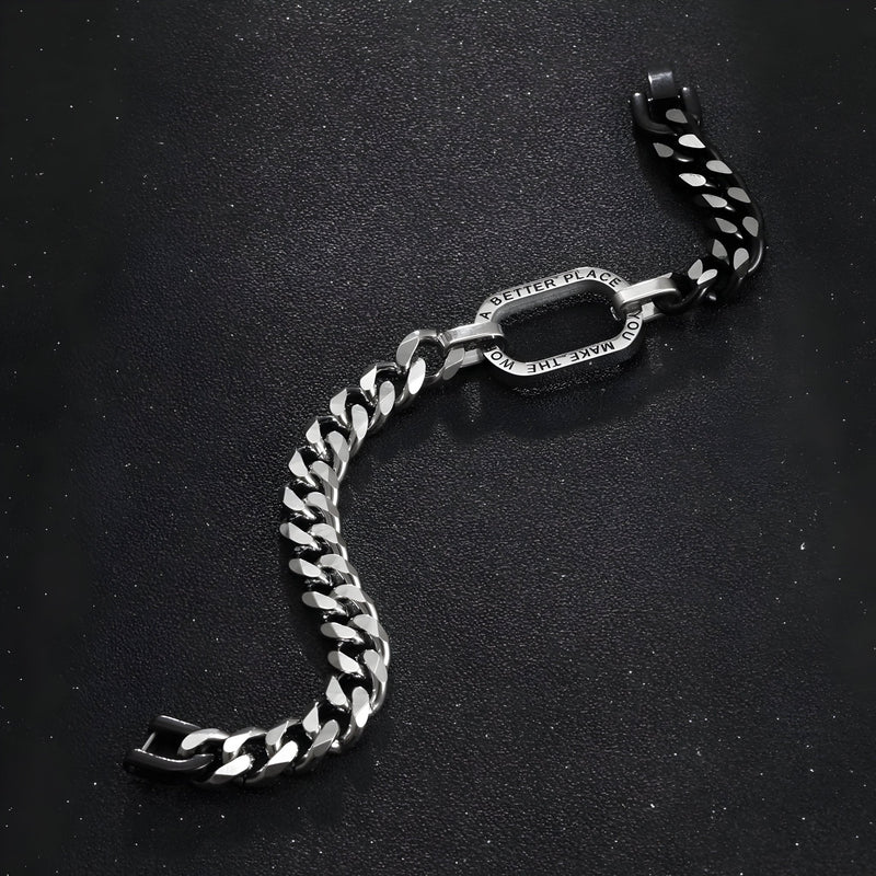 Bracelet homme bi-colore argent et noir en titane avec maillons larges et fermoir ovale orné de gravure.
