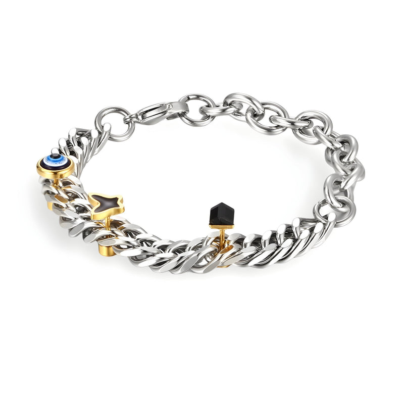 Bracelet en titane argenté avec charms œil bleu et papillon noir sur chaîne épaisse pour homme.