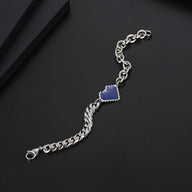 Bracelet en titane argenté avec cœur bleu en émail, chaîne large et fermoir mousqueton.