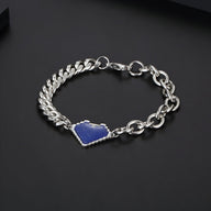 Bracelet en titane argent avec cœur bleu texturé et maillons variés pour homme.