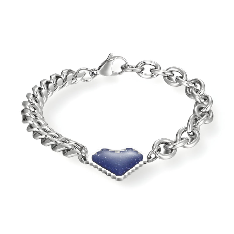 Bracelet en titane argenté pour homme avec pendentif cœur bleu et maillons alternés.