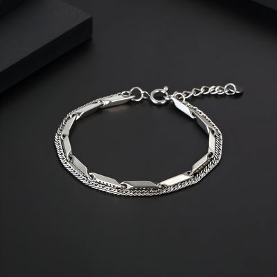 Bracelet homme en titane argenté à deux chaînes entrelacées avec fermoir mousqueton.