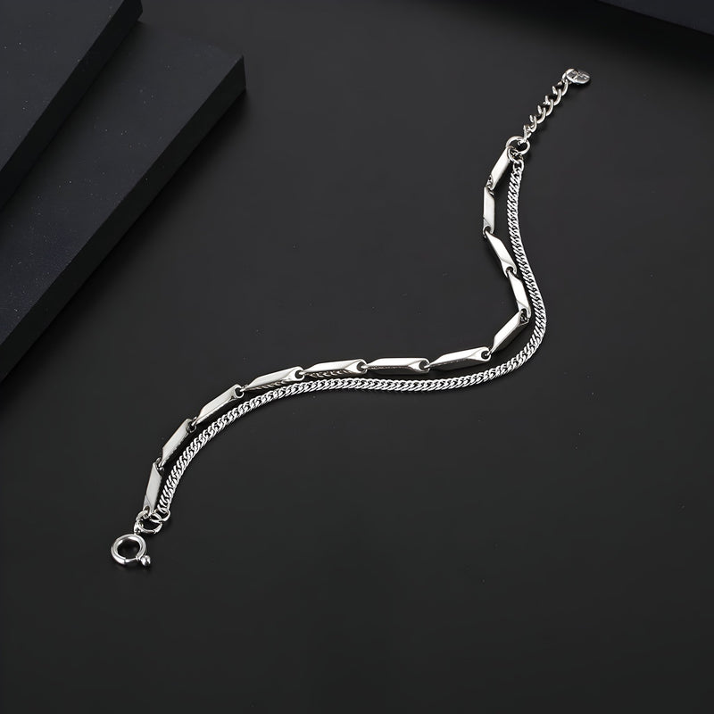 Bracelet homme en titane argenté double chaîne avec design élégant et fermoir rond.