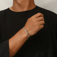 Bracelet homme en titane argenté double bande finition mate et polie, style minimaliste.