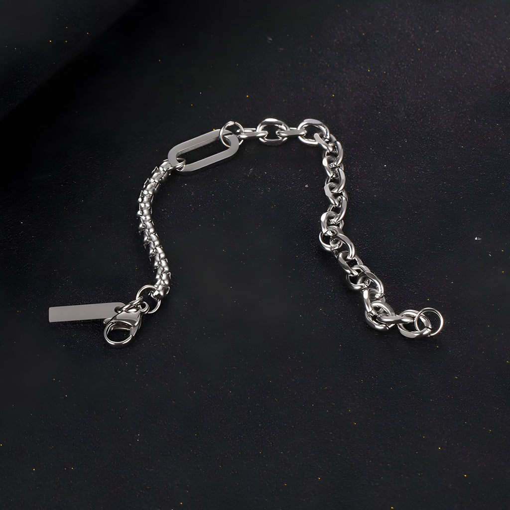 Bracelet homme en titane argenté à double maille avec fermoir mousqueton robuste.