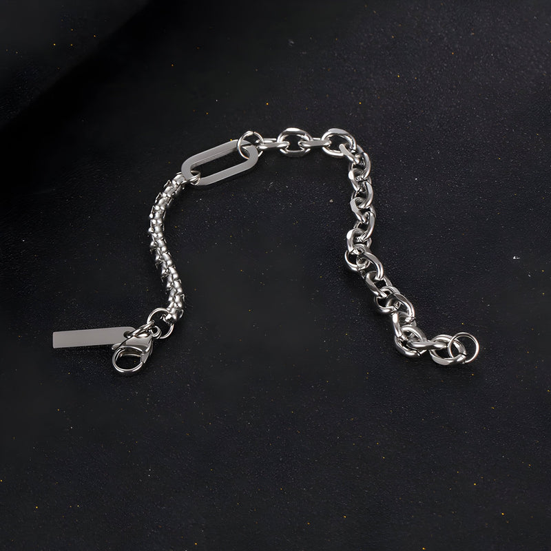 Bracelet homme en titane argenté à double maille avec fermoir mousqueton robuste.