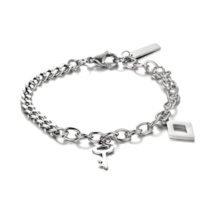Bracelet en titane argenté à double maille avec charm clé et pendentif carré, fermoir mousqueton.