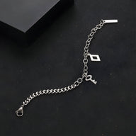 Bracelet en titane argenté à double maille avec charms clés et pendentif rectangulaire, fermoir mousqueton.