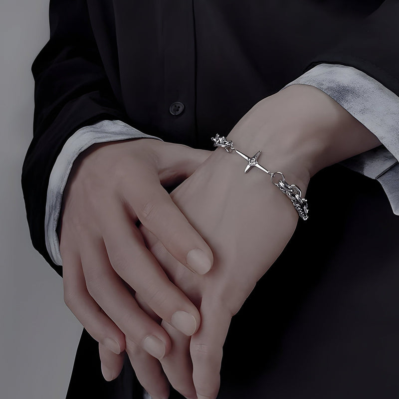 Bracelet homme en titane argenté double maille avec croix scintillante sur poignet.