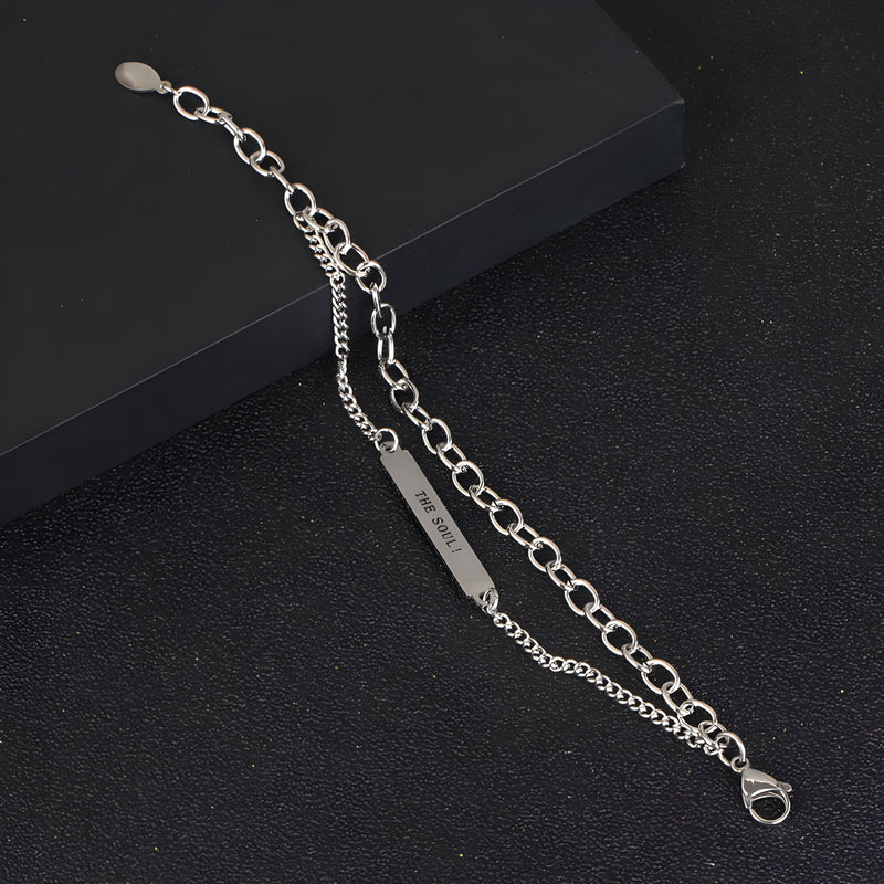 Bracelet en titane argenté avec double maille et plaque gourmette gravée, modèle Robby pour homme.