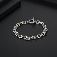 Bracelet homme en titane argenté à maillons ovales et fermoir en T simple et élégant.