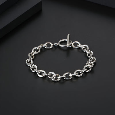 Bracelet homme en titane argenté à maillons ovales et fermoir en T simple et élégant.