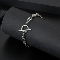 Bracelet homme en titane argenté avec maillons ronds et fermoir en T design Armand.