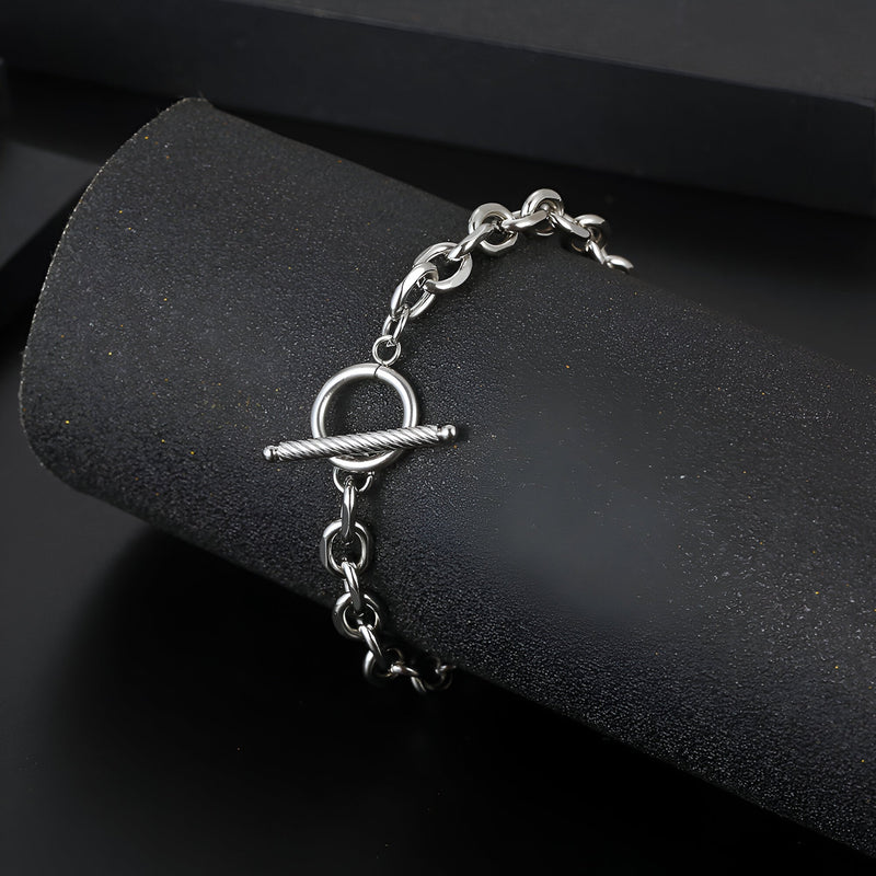 Bracelet homme en titane argenté avec maillons ronds et fermoir en T design Armand.