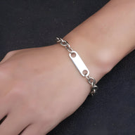 Bracelet gourmette en titane argenté avec plaque personnalisable et chaîne épaisse pour homme.