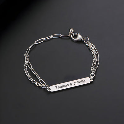 Bracelet gourmette en titane avec plaque gravée Thomas & Juliette, maille forçat argentée.