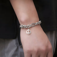 Bracelet homme en titane argenté maille byzantine avec pendentif symbole paix.