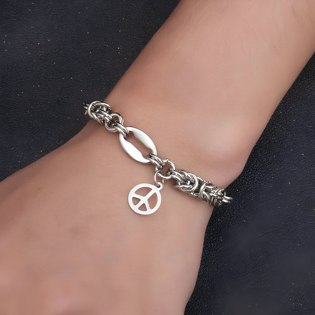 Bracelet homme en titane maille byzantine argent avec pendentif Peace and Love rond.