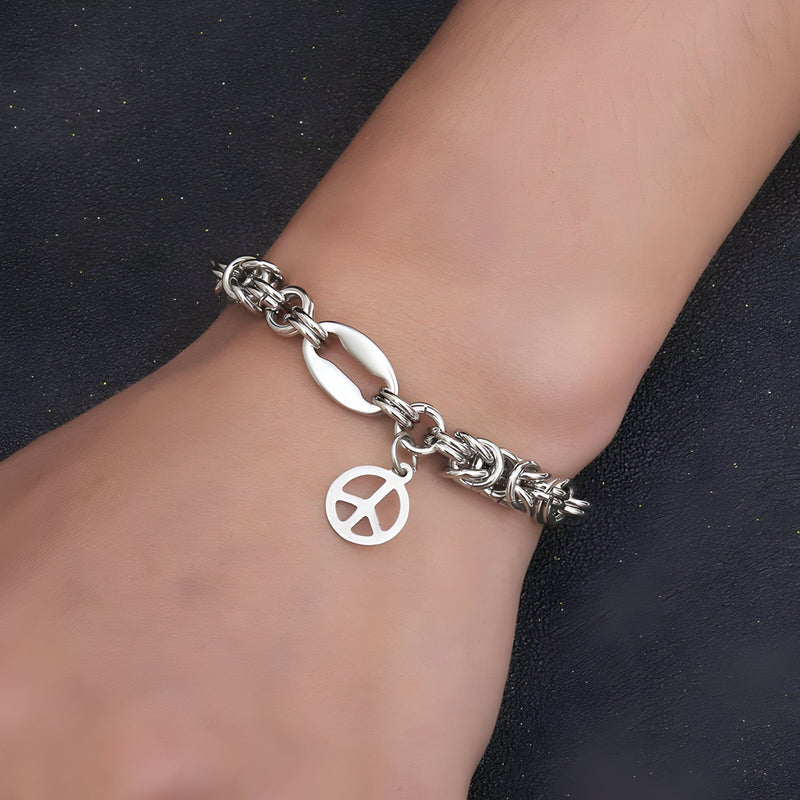 Bracelet homme en titane maille byzantine argent avec pendentif Peace and Love rond.