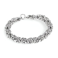 Bracelet homme en titane argenté avec maille byzantine épaisse et fermoir mousqueton robuste.