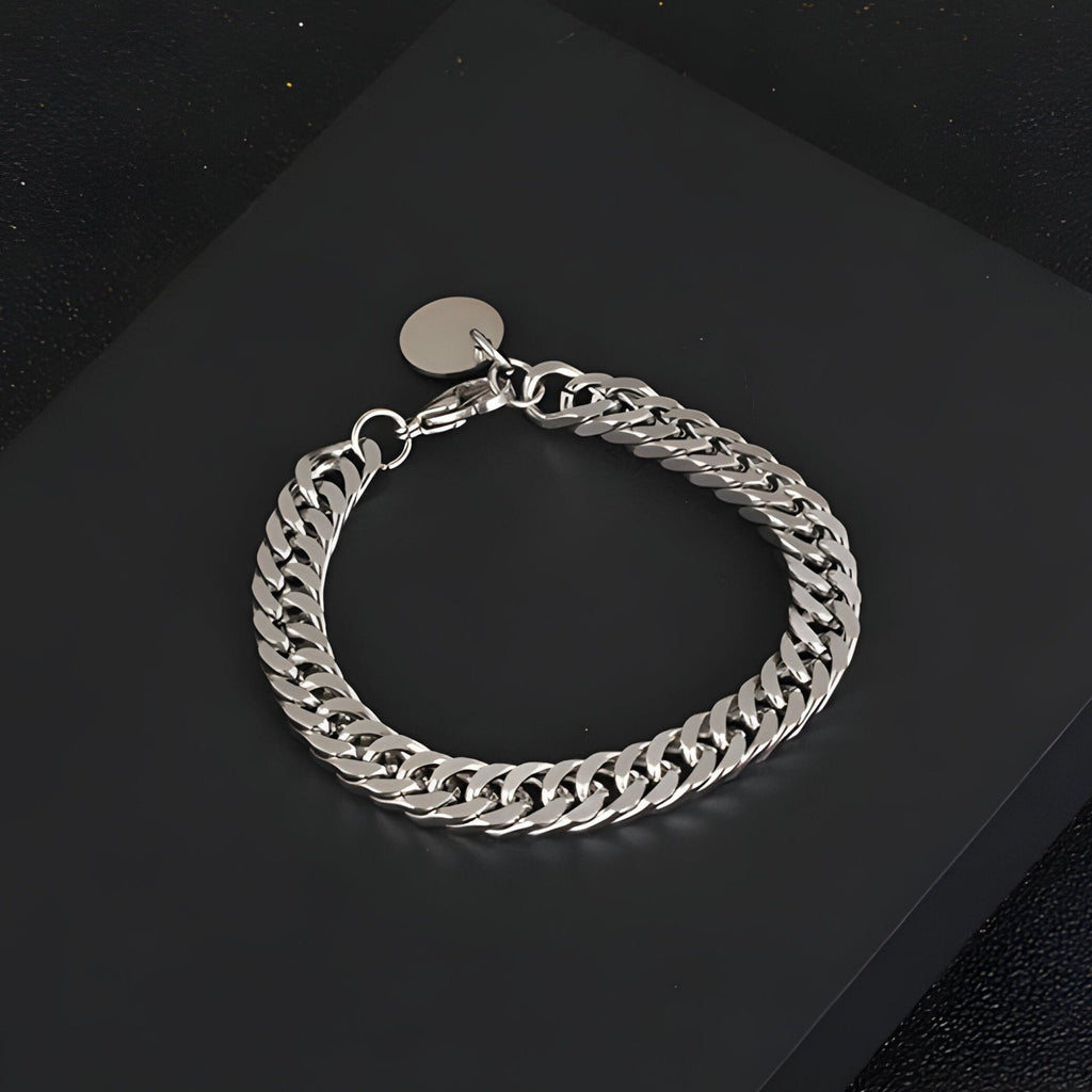 Bracelet homme en titane argenté à maille cubaine avec breloque ronde métallique.