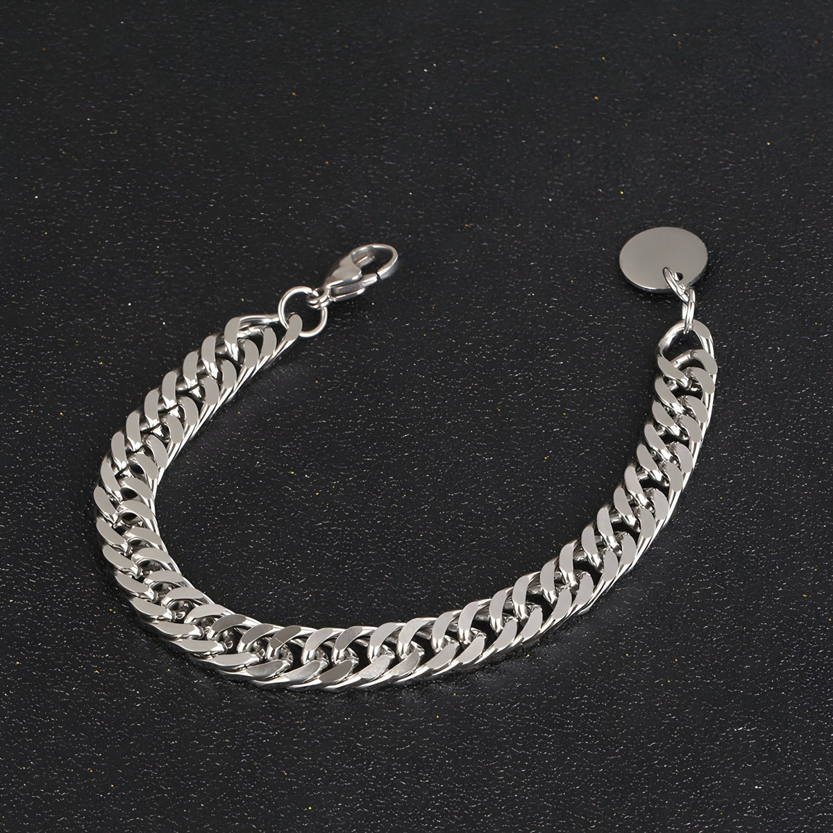 Bracelet en titane argenté à maille cubaine avec fermoir mousqueton et médaille ronde lisse.