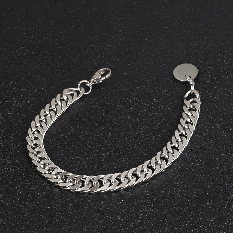 Bracelet en titane argenté à maille cubaine avec fermoir mousqueton et médaille ronde lisse.