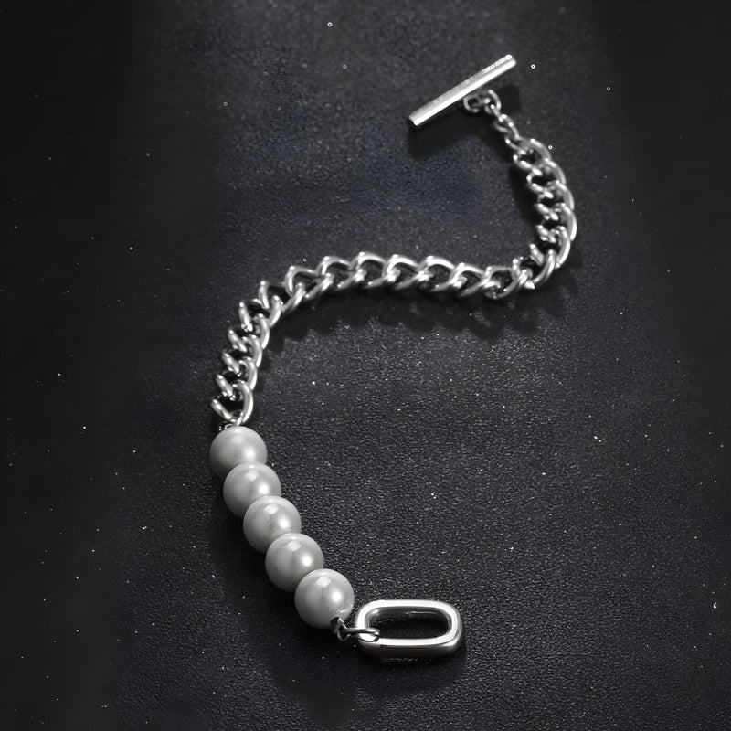Bracelet homme en titane argenté avec maille cubaine et perles grises distinctives, fermoir barre toggle.
