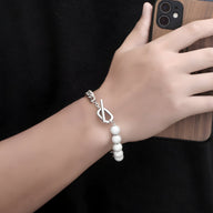 Bracelet homme en titane argenté avec chaîne maille cubaine et perles blanches élégantes.