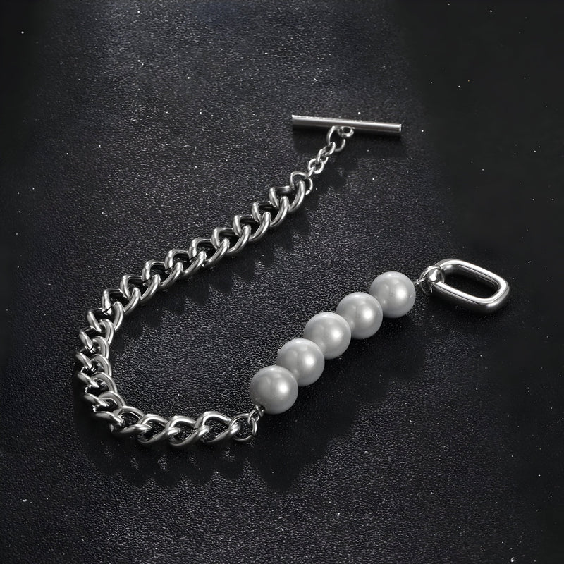 Bracelet homme en titane argenté avec chaîne maille cubaine et cinq perles rondes distinctives.