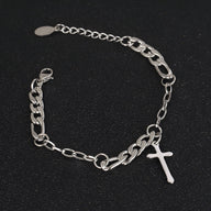 Bracelet homme en titane argenté avec maille figaro et pendentif croix, chaîne ajustable.