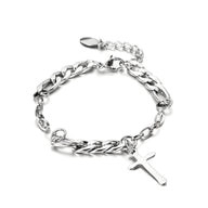 Bracelet homme en titane argenté maille figaro avec pendentif croix lisse.