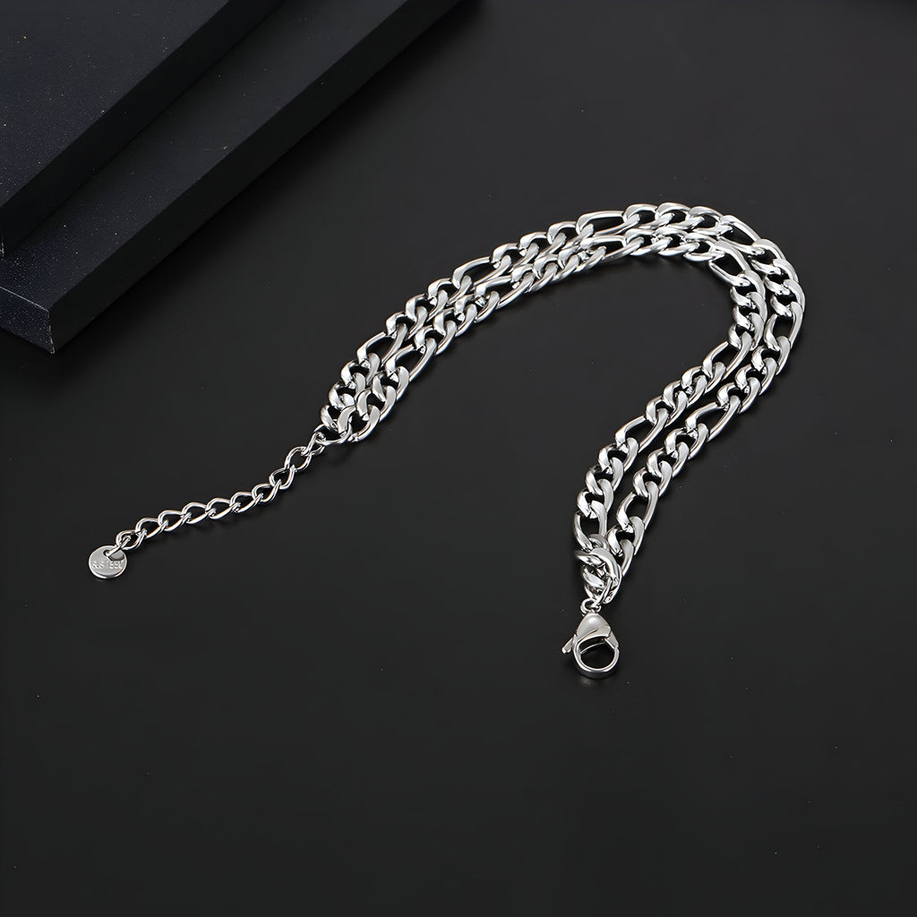 Bracelet homme en titane argenté maille figaro double prestance avec fermoir mousqueton.