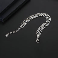 Bracelet homme en titane argenté maille figaro double prestance avec fermoir mousqueton.