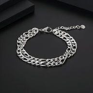 Bracelet homme en titane argenté avec double maille figaro et fermoir mousqueton.